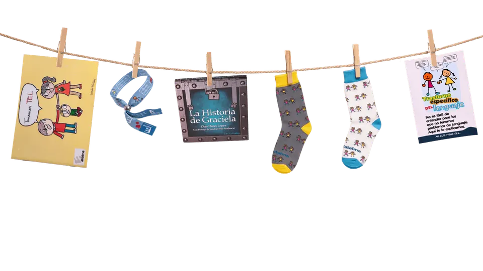 Productos ATELMA — cuentos, pulsera, calcetines y libros colgados en un tendedero
